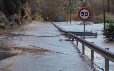 El Gobierno regional ha restablecido el tráfico en la CM-3203 entre Ayna y Elche de la Sierra que quedó cortada por el desbordamiento del río Mundo 