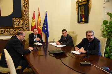 El consejero de Agricultura, Agua y Desarrollo Rural, Francisco Martínez Arroyo ha informado de la reunión, por videoconferencia, del presidente de Castilla-La Mancha, Emiliano García-Page, con representantes de sindicatos agrarios de la región. 