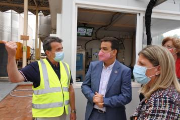 El consejero de Agricultura, Agua y Desarrollo Rural visita las instalaciones de la Cooperativa Vinícola de Tomelloso