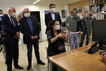 Visita al nuevo servicio de videollamada con lengua de signos en la OIR de Albacete