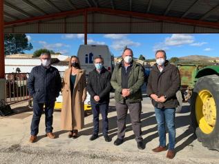 Llanos Valero visita la ITV de Isso en Hellín