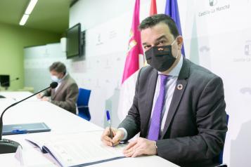 Francisco Martínez Arroyo firma un convenio de colaboración con la Asociación de Ganaderos de Raza Ovina Alcarreña (AGRAL)