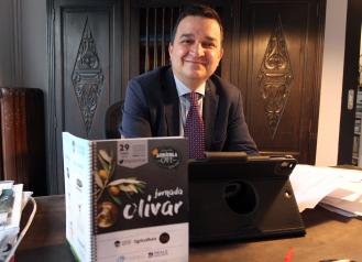 El consejero de Agricultura, Agua y Desarrollo Rural, Francisco Martínez Arroyo, inaugura la jornada ‘Olivar de bajo rendimiento. Diferenciarse para vivir’