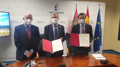El consejero de Desarrollo Sostenible suscribe el protocolo UNEF de integración de criterios sociales y medioambientales en el desarrollo de las plantas fotovoltaicas