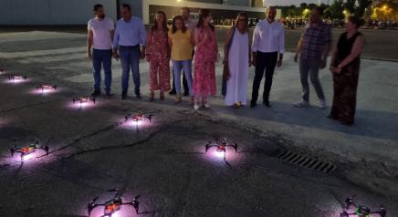 La danza de un centenar de drones dibuja en el cielo de Talavera algunos de los símbolos más emblemáticos de los 40 años de la autonomía