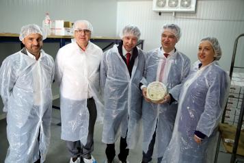 El consejero de Agricultura, Agua y Desarrollo Rural, Francisco Martínez Arroyo, visita la empresa Quesos Romero.