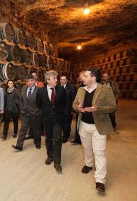 Esteban visita las instalaciones de Bodegas Verum, en Tomelloso (Ciudad Real)