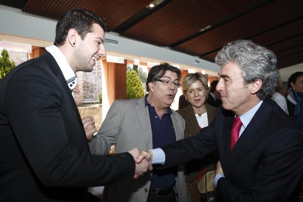 Leandro Esteban saludando a empresarios de Toledo
