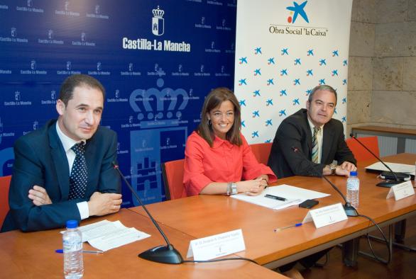 Paloma Leis firma del convenio entre la Consejeria y La Caixa