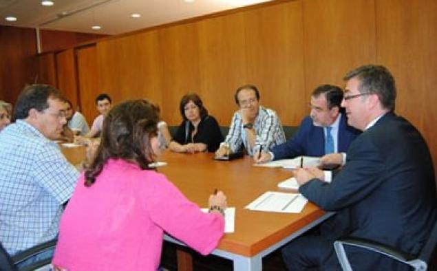 Marcial Marín durante reunión con asociaciones de libreros