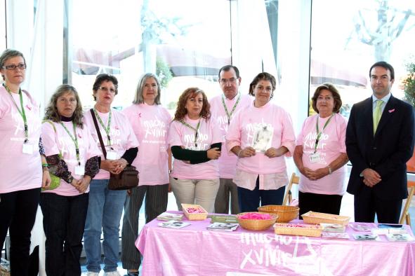 Berta Hernández participa en mesa petitoria contra el Cáncer.