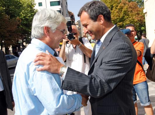 Barreda es recibido por el alcalde de Cuenca, Francisco Javier Pulido.