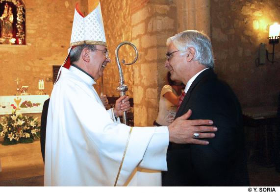 Barreda saluda al obispo de Ciudad Real, Antonio Algora.
