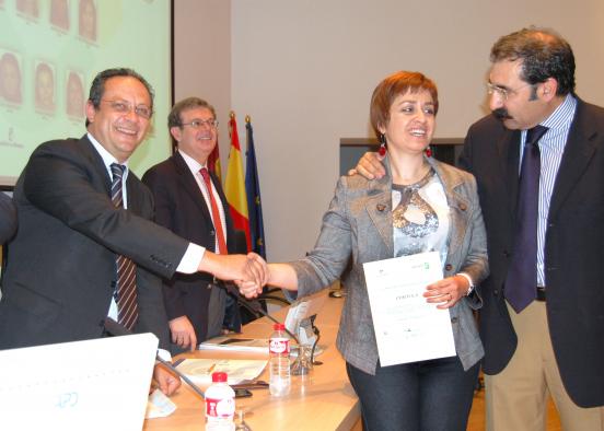 Ruiz Molina entrega un diploma de reconocimiento a María Eugenia Banegas
