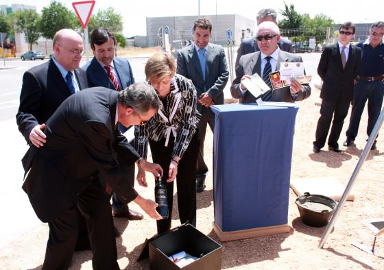Araújo coloca la 1ª piedra de la nueva sede FEDA en Villarrobledo