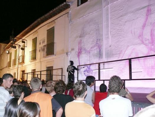 Suso33 abarrotó una de las plazas de Almagro con su arte sobre las paredes de los edificios.