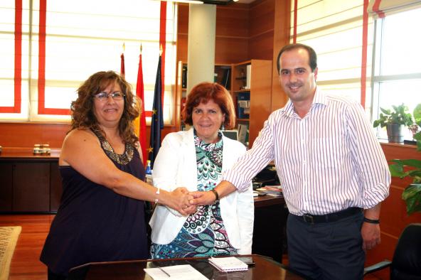 Paula Fernández firma un convenio de colaboración.
