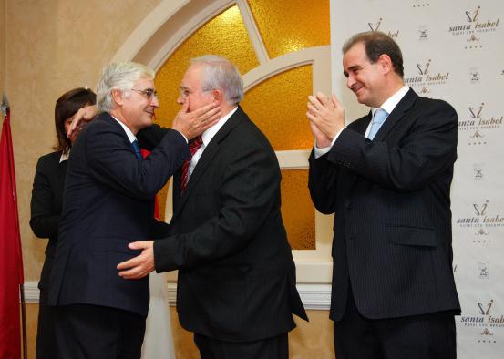 Barreda felicita a Paco, propietario del hotel Jardines Santa Isabel de Albacete