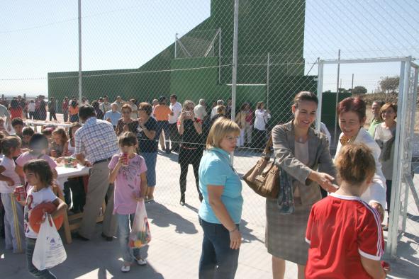 Valerio, saluda a los niños y niñas en las pistas deportivas multiusos de Castillo de Bayuela
