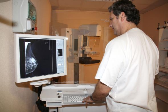 Imagen del mamógrafo digital del Servicio de Radiología del Hospital de Valdepeñas