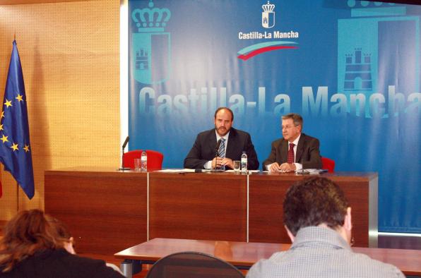 Martínez Guijarro con Antonio Mompo en rueda de prensa en Albacete
