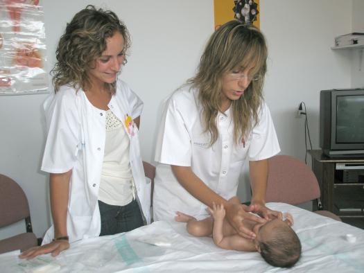 Una bebé recibe un masaje en el taller de masaje infantil impartido en el Centro de Salud de Villarrobledo (Albacete)