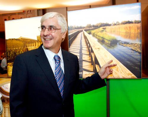 José María Barreda, señala un cartel de Las Tablas de Daimiel (Ciudad Real)
