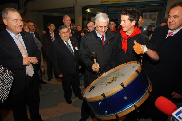 Barreda tocando un bombo en Hellín