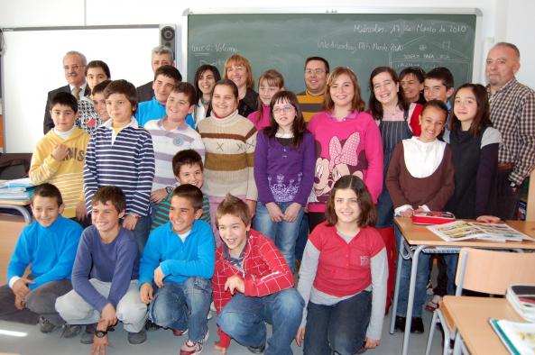 Ángeles García junto a escolares de 5º de Primaria del CRA Retama de Fuente de Pedro Naharro