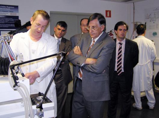 Gálvez visitó el Laboratorio de Electromedicina e Ingeniería Clínica