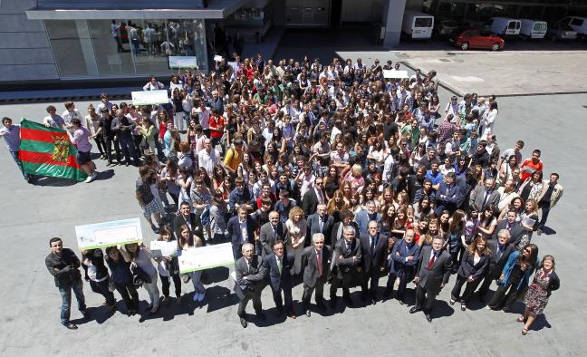 Imagen de los alumnos de los centros premiados en el concurso El País de los Estudiantes