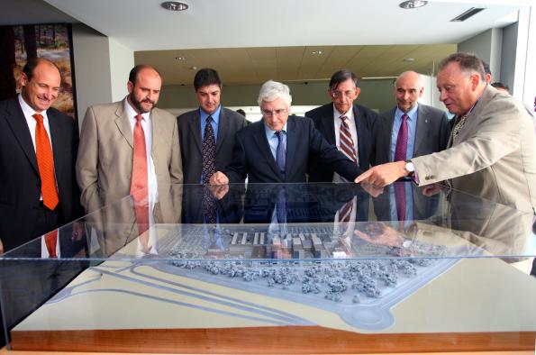 Barreda contempla la maqueta del proyecto del Hospital Universitario de Cuenca