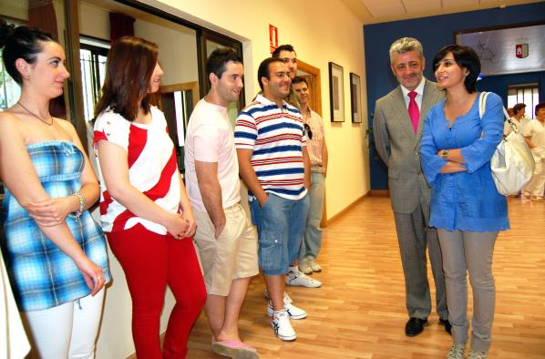 Isabel Rodríguez conversa con estudiantes de la Residencia Universitaria “Alonso de Ojeda” de Cuenca.
