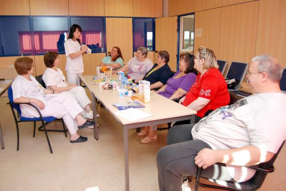 Marta Milla (de pie) dirige una sesión de terapia de grupo de pacientes con obesidad mórbida