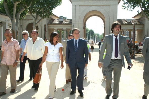 Sánchez Pingarrón con Carmen Oliver en el recinto ferial de Albacete