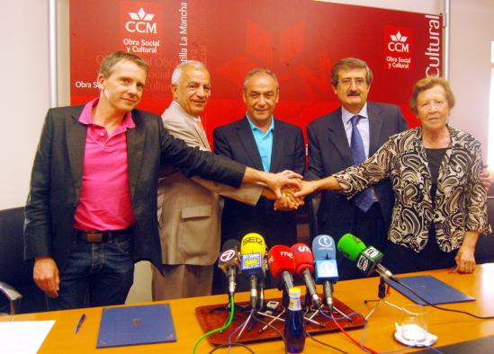 José Luis López asiste a la firma de in convenio para la dotación de la nueva residencia de Atafes, en Talavera de la Reina.
