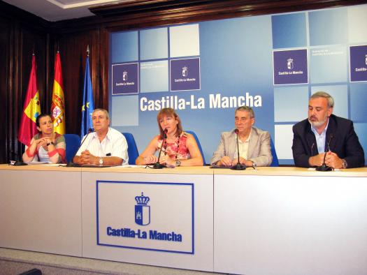 García suscribió sendos convenios con los alcaldes de Hontoba y Villel de Mesa
