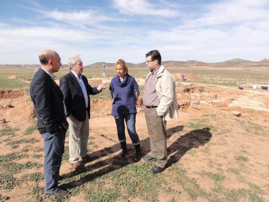 Luis Martínez 2i durante la visita a la villa romana de La Ontavia