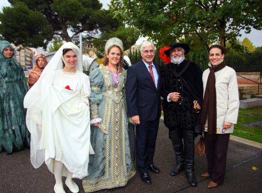 Barreda posa junto a los actores que representan el Tenorio Mendocino en Guadalajara