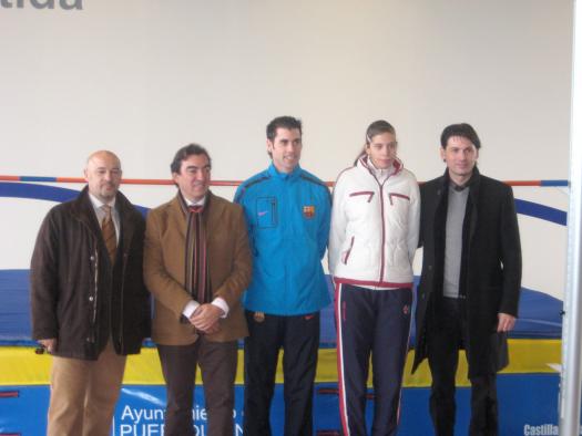 Roberto Parra (d) en la inauguración del Centro de Tecnificación Deportiva de Atletismo en Puertollano