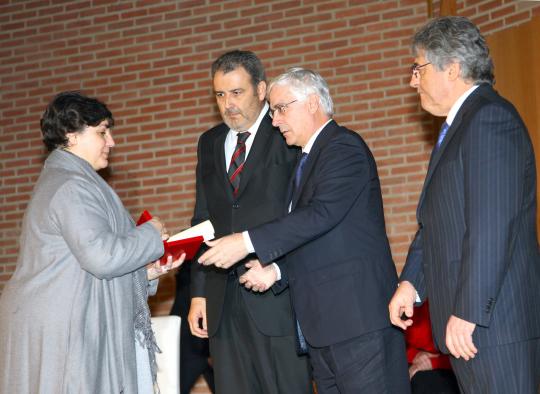 Barreda hace entrega a la viuda de Francisco Javier Torronteras Gadea, subinspector del Cuerpo Nacional de Policía Adscrito al Grupo Especial de Especial de Operacione