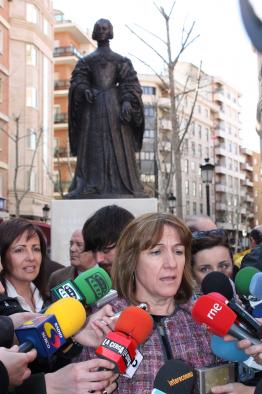 Ángeles García asistió en Albacete a la colocación de la estatua de la emperatriz Isabel de Portugal
