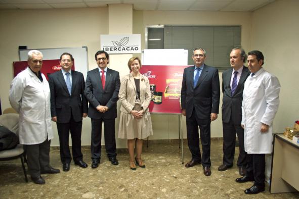 Araújo durante la visita a las instalaciones de la empresa chocolatera “Ibercacao” en Quintanar de la Orden. 