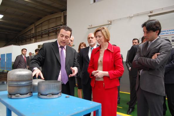 Araújo en el recorrido a las instalaciones de la empresa Tecno Envases