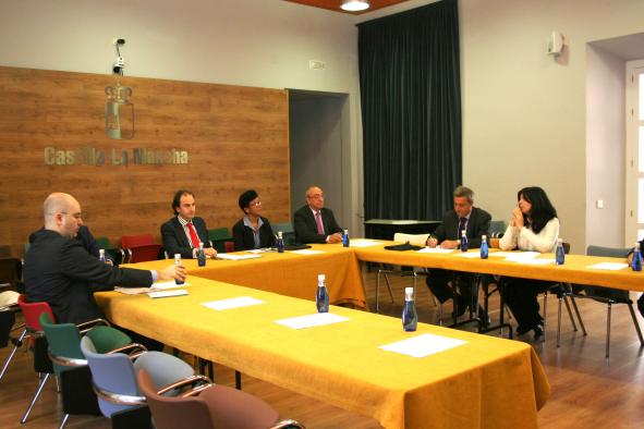 Damián Oliva durante la reunión con Aracelly Méndez y representantes panameños