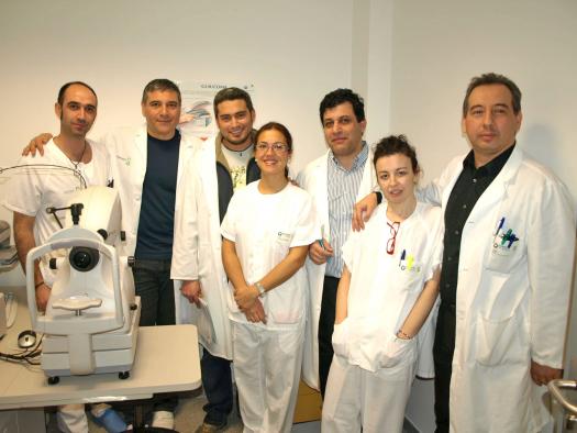 Julián R. Zúñiga (1d), acompañado por parte de su equipo de profesionales.