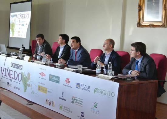 El consejero de Agricultura, Medio Ambiente y Desarrollo Rural, Francisco Martínez Arroyo participa en la mesa de debate de la Jornada de Viñedo ‘Vendimia 2015, ¿ha cobrado ya su uva?’, organizada por Editorial Agrícola