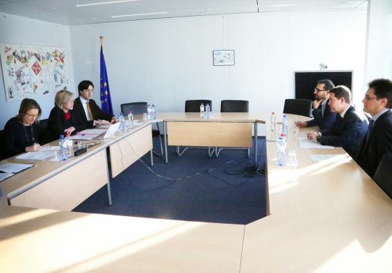 El presidente de Castilla-La Manchase reúne con la comisaria europea de Política Regional