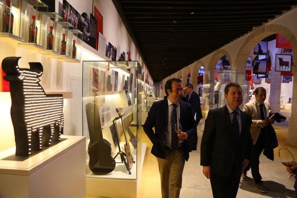 Emiliano García-Page visita la Bodega de Mora del Grupo Osborne 