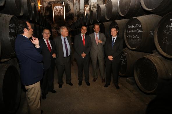 Emiliano García-Page visita la Bodega de Mora del Grupo Osborne 